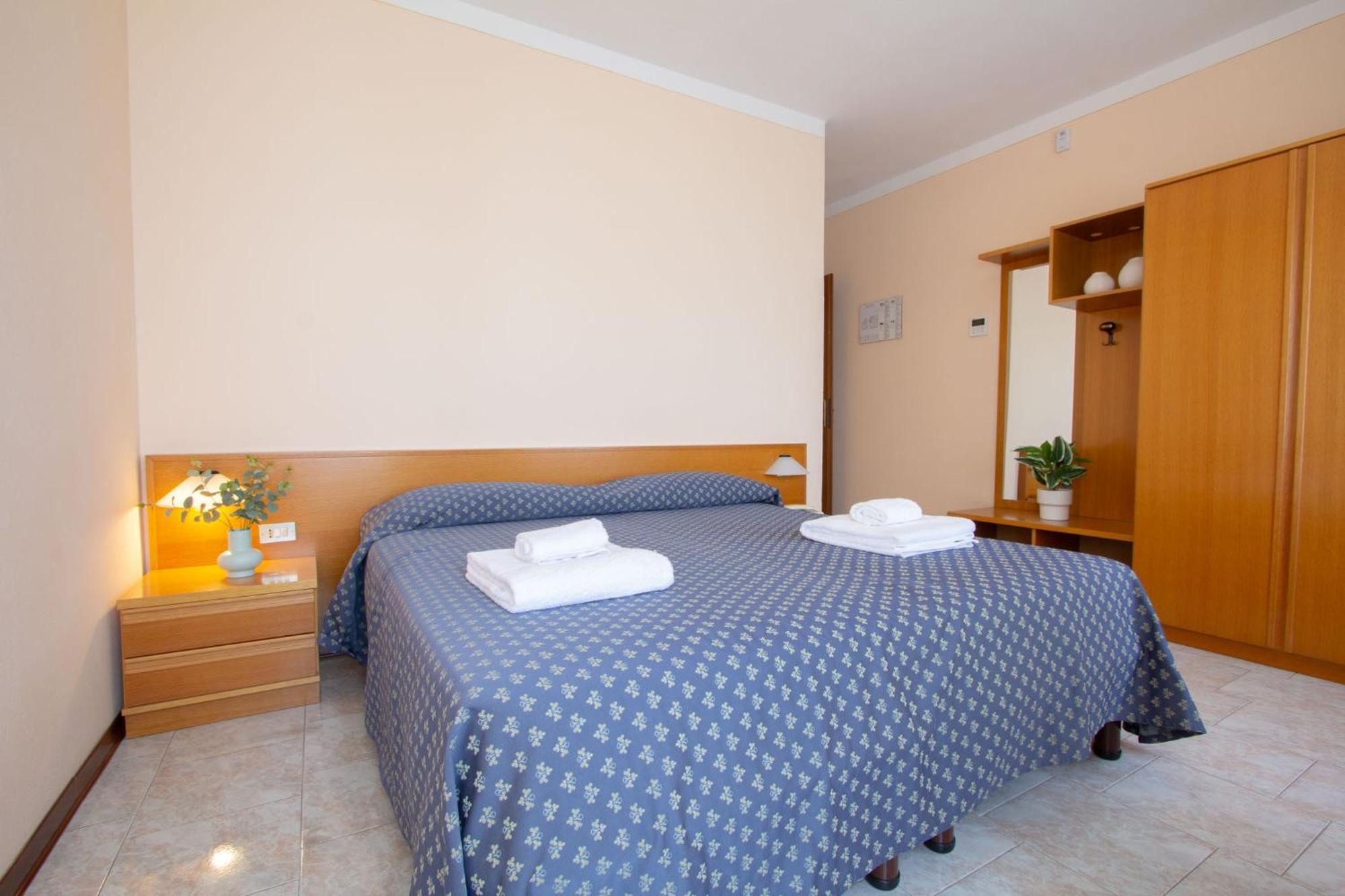 Hotel Benacus Torri Del Benaco Ngoại thất bức ảnh