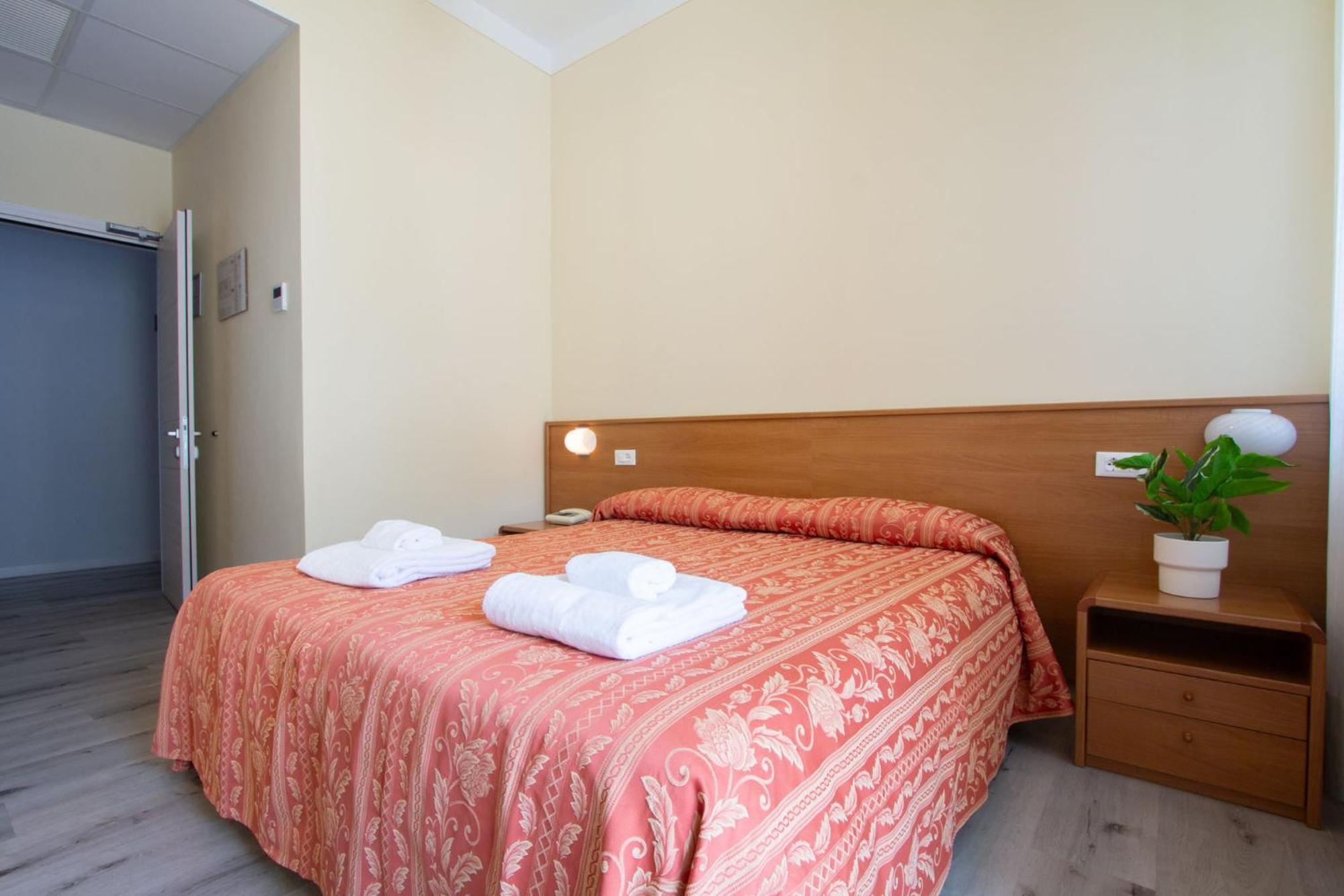 Hotel Benacus Torri Del Benaco Ngoại thất bức ảnh