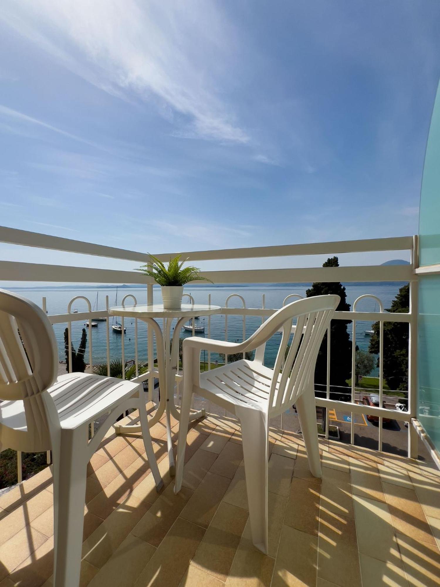 Hotel Benacus Torri Del Benaco Ngoại thất bức ảnh