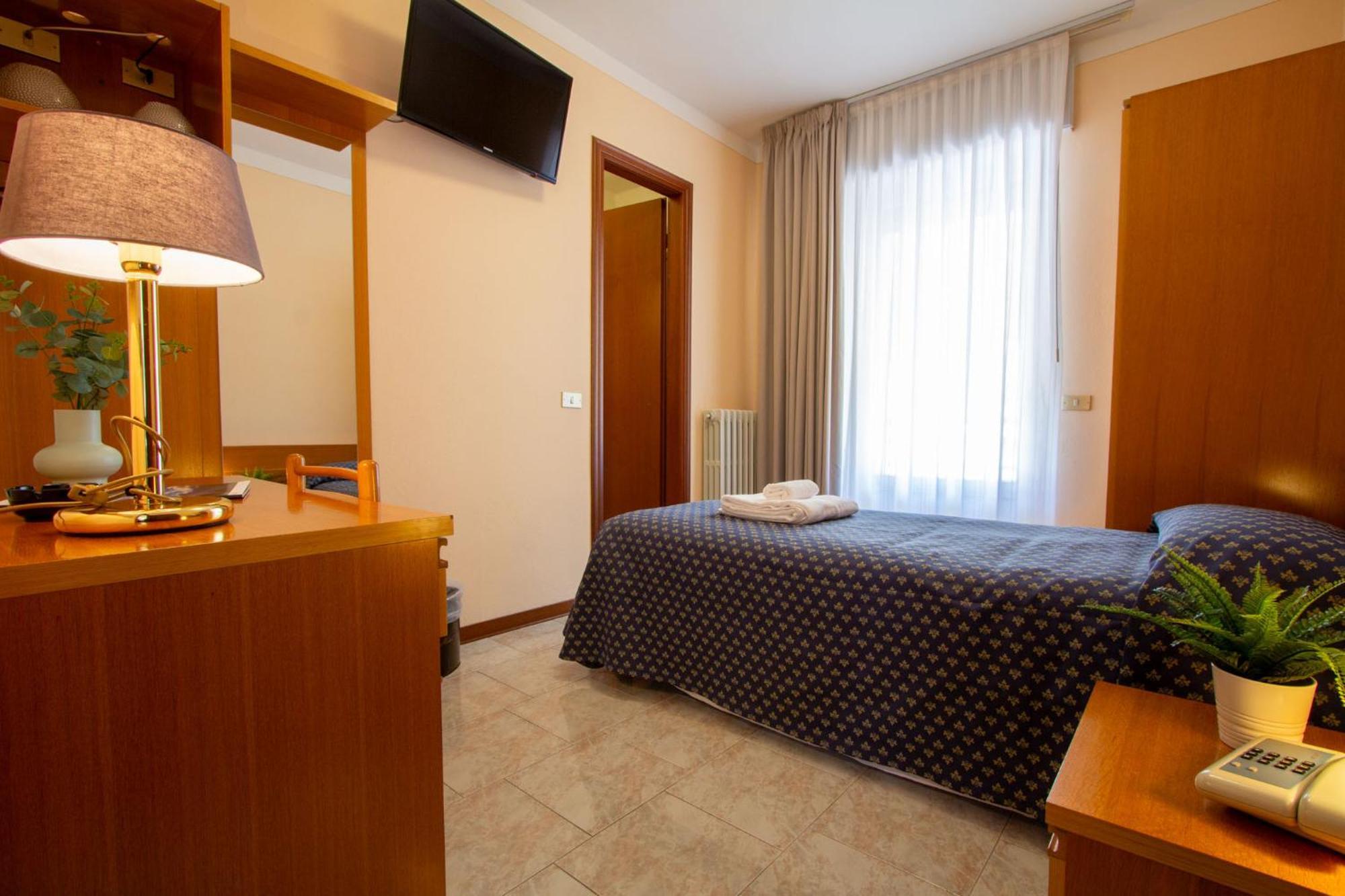 Hotel Benacus Torri Del Benaco Ngoại thất bức ảnh