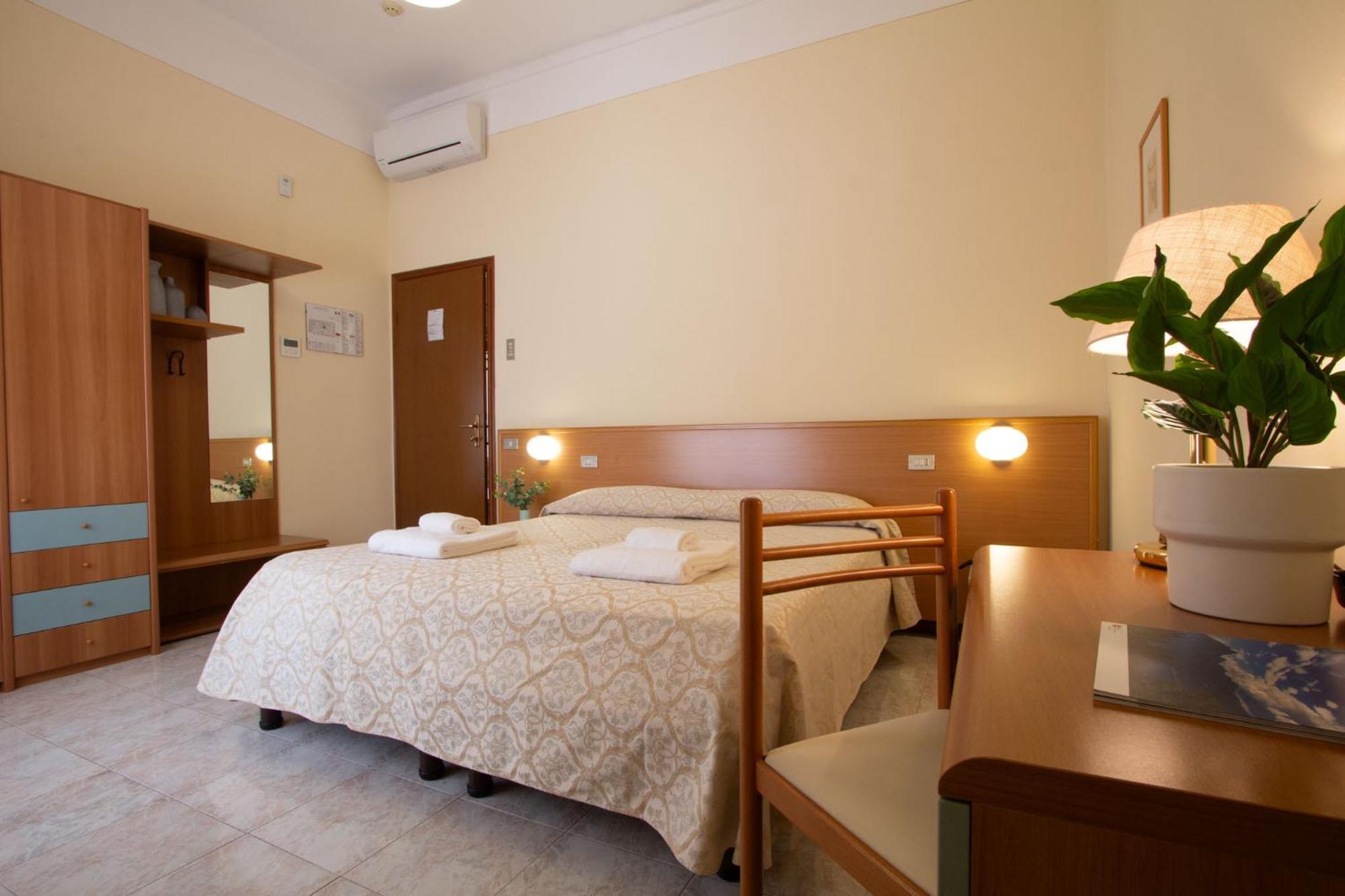 Hotel Benacus Torri Del Benaco Ngoại thất bức ảnh