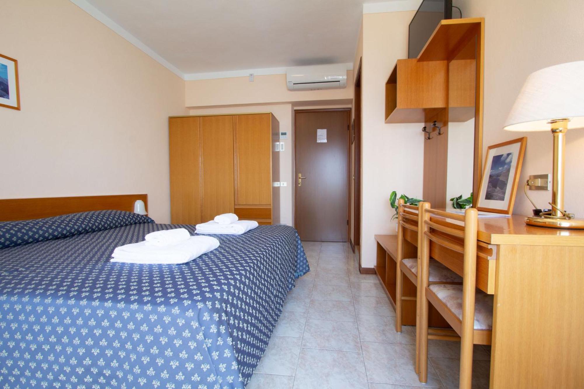 Hotel Benacus Torri Del Benaco Ngoại thất bức ảnh