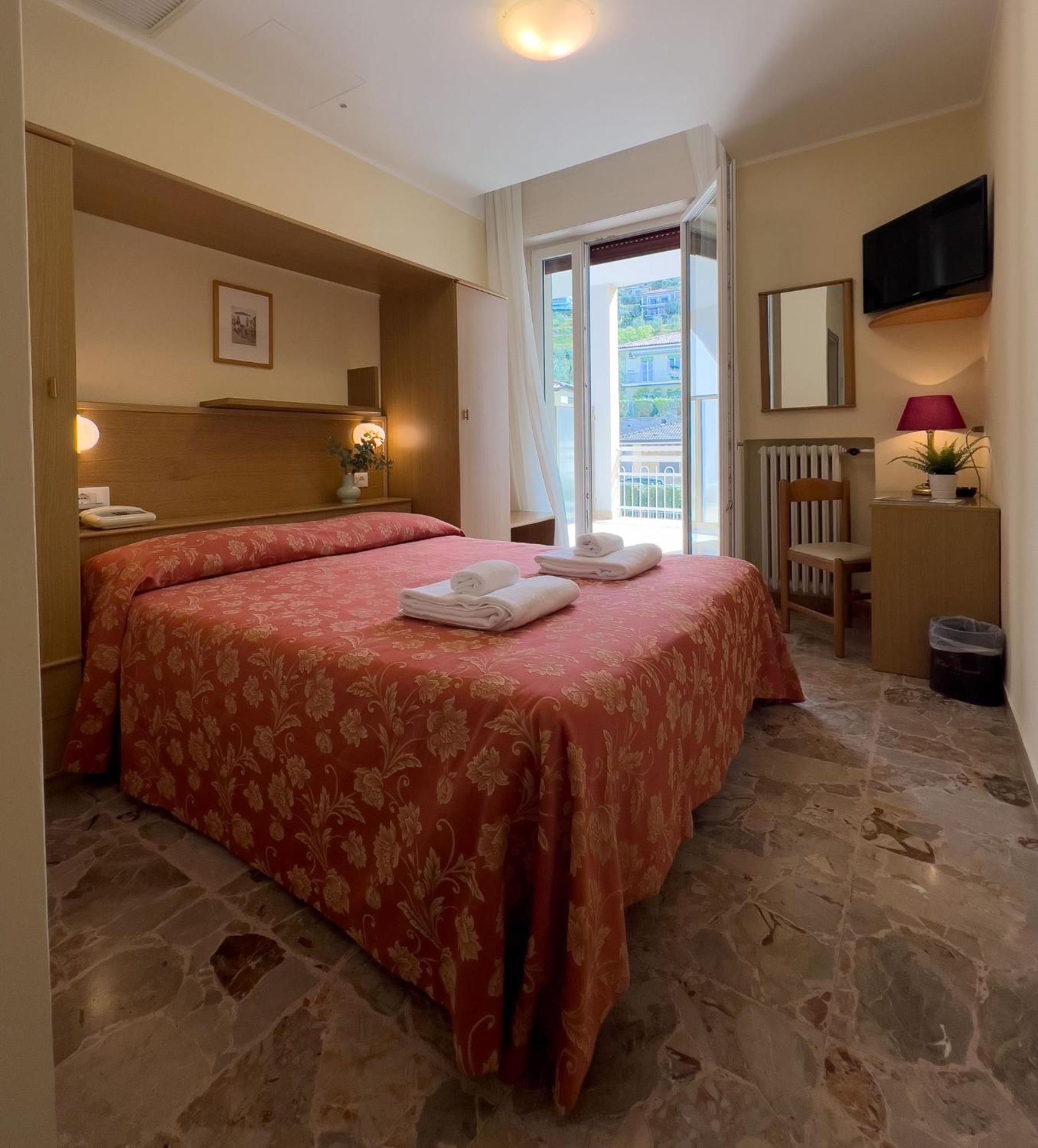 Hotel Benacus Torri Del Benaco Ngoại thất bức ảnh