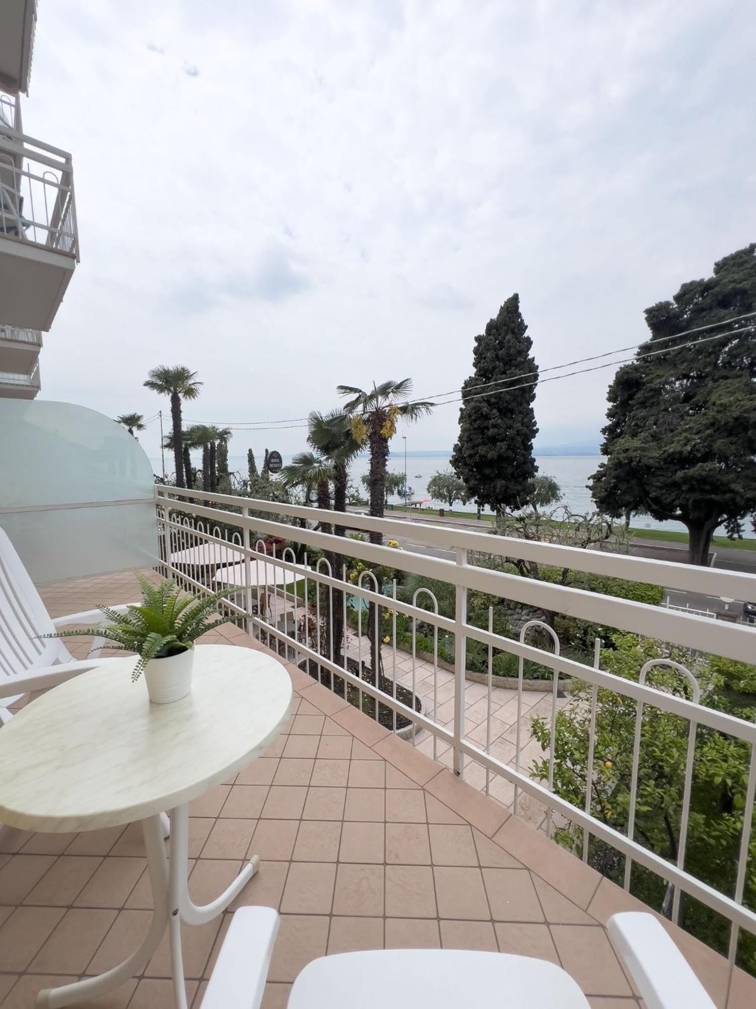 Hotel Benacus Torri Del Benaco Ngoại thất bức ảnh