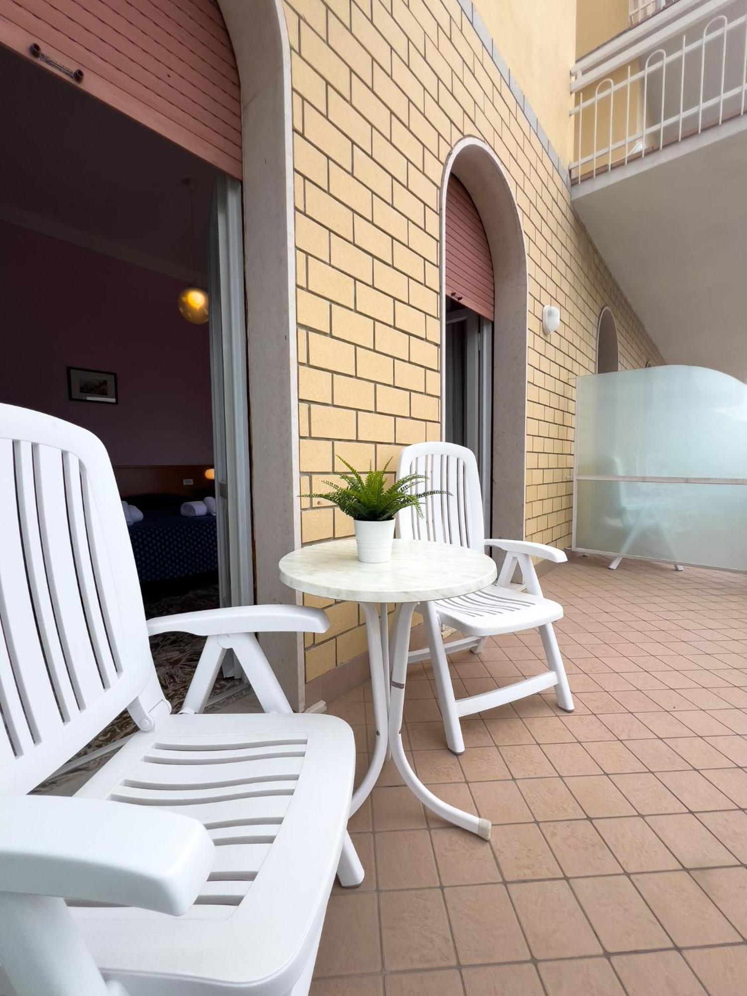 Hotel Benacus Torri Del Benaco Ngoại thất bức ảnh