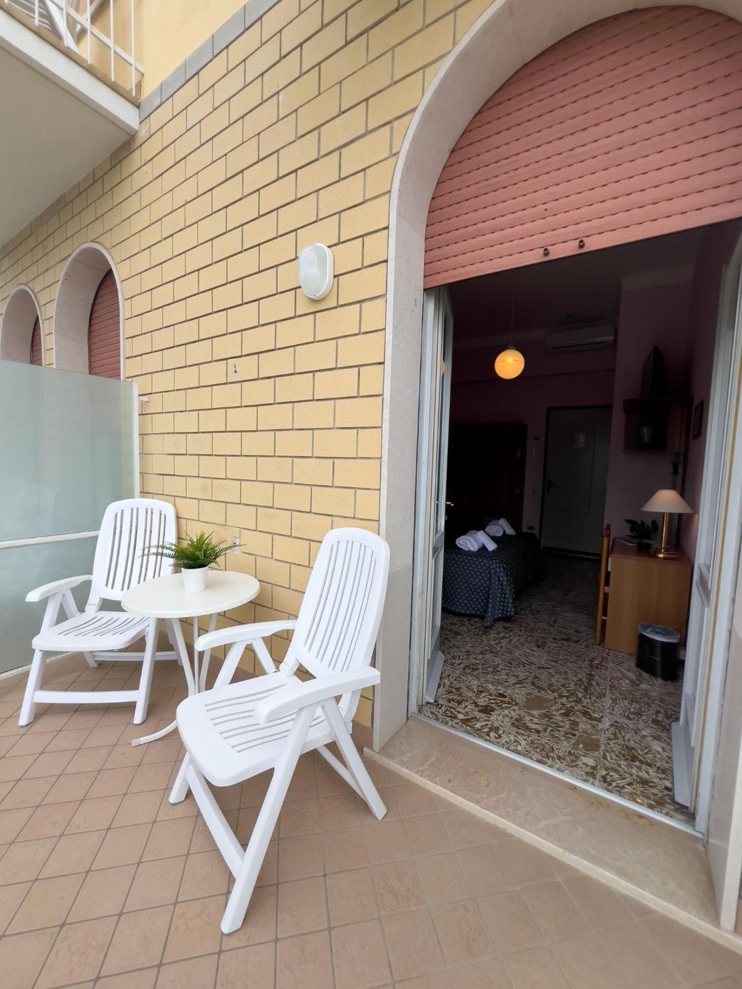 Hotel Benacus Torri Del Benaco Ngoại thất bức ảnh