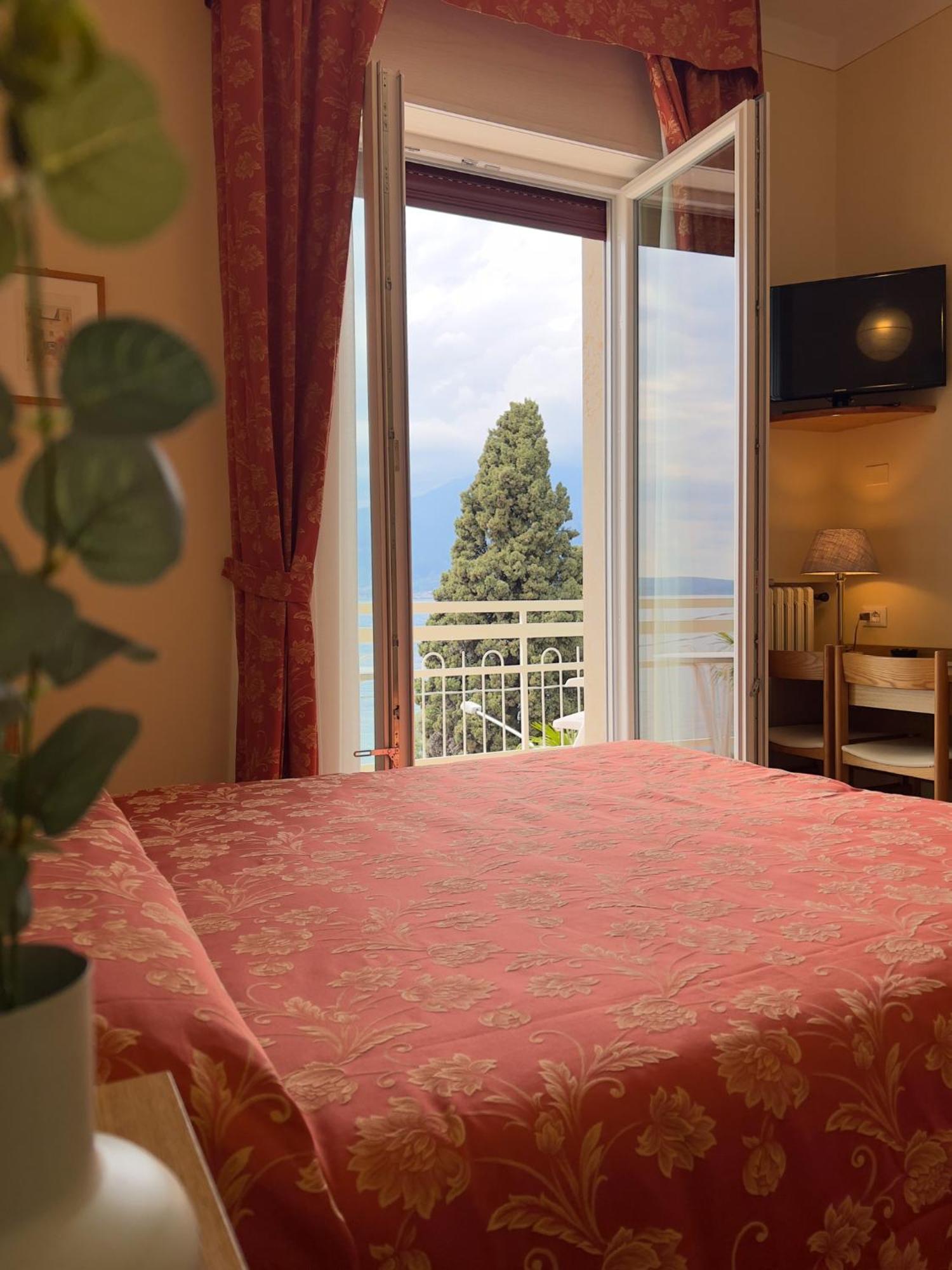 Hotel Benacus Torri Del Benaco Ngoại thất bức ảnh